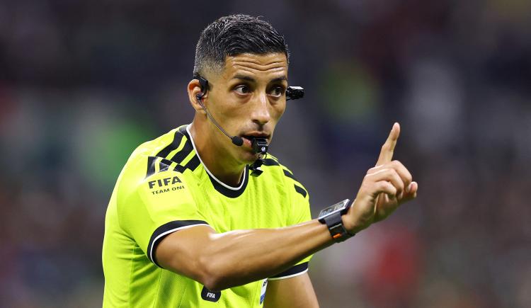 Imagen de Yael Falcón Pérez será el primer árbitro argentino en los dieciseisavos de final del Mundial 2026
