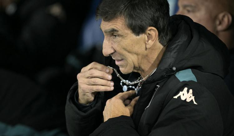 Imagen de Problema central para Costas: un jugador de Racing está cerca de Santos