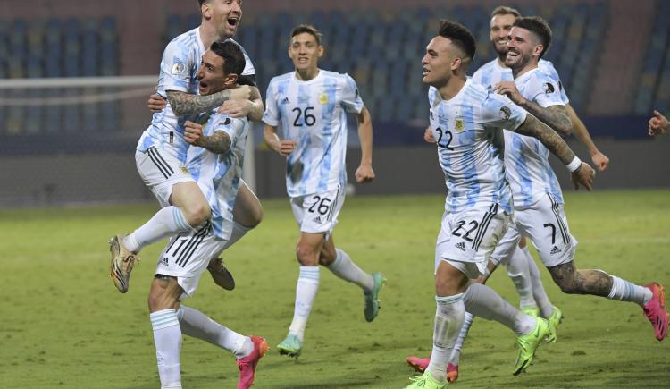 Imagen de ARGENTINA GOLEÓ Y ESTÁ EN SEMIFINALES