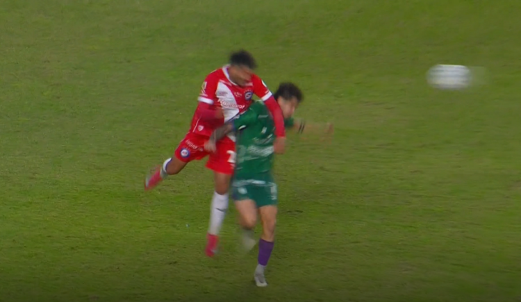 Imagen de Insólita expulsión en la Copa Argentina: Recibió un codazo y vio la roja
