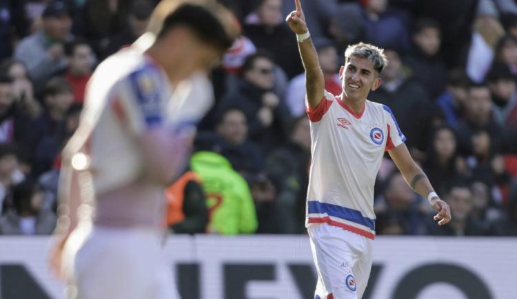 Imagen de Alan Lescano sorprendió a todo River con un golazo