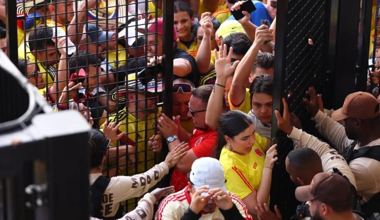 Imagen de Caos en la Copa América: familiares de jugadores argentinos fueron auxiliados por la AFA