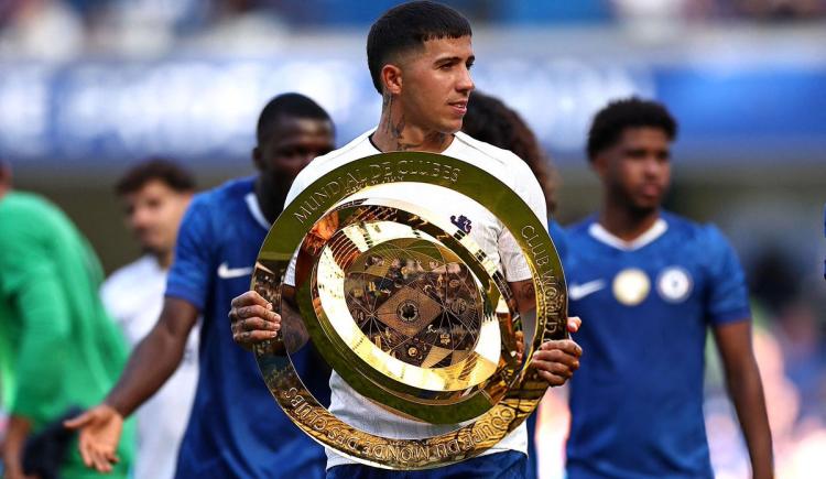 Imagen de Enzo Fernández fue titular en Chelsea, que exhibió el trofeo el Mundial de Clubes y humilló a Milan