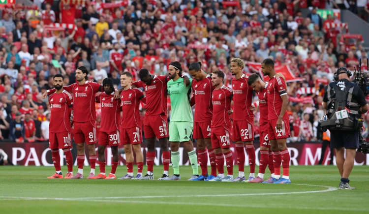 Imagen de El emocionante minuto de silencio en homenaje a Diogo Jota y André Silva en Liverpool