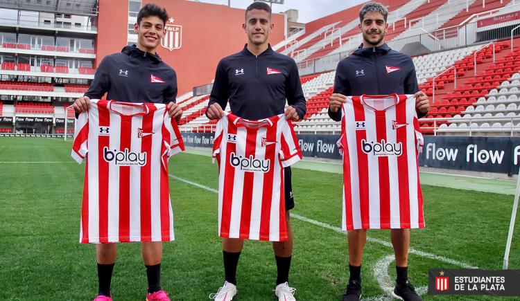 Imagen de DEIAN VERÓN FIRMÓ SU PRIMER CONTRATO CON ESTUDIANTES