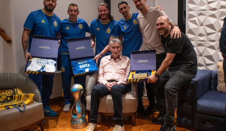 Imagen de El plantel de Rosario Central compartió un emotivo momento junto a Bauza