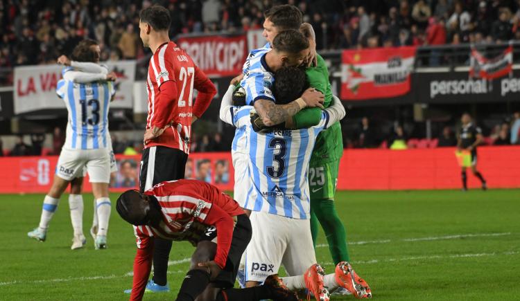 Imagen de Devolución de gentilezas: Racing dio el golpe en La Plata y eliminó agónicamente a Estudiantes