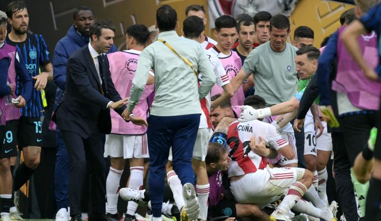 Imagen de Escandaloso final: Acuña explotó contra Dumfries y debió ser frenado con un tackle
