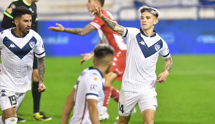 Imagen de VÉLEZ GOLEÓ A UNIÓN EN LINIERS