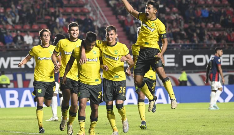 Imagen de Dos goles de Defensa en cuatro minutos: el Halcón voló en el Bajo Flores