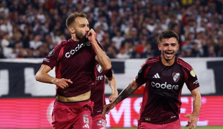 Imagen de River se puso en ventaja en Chile gracias a una combinación entre campeones del mundo