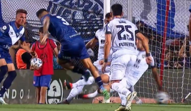 Imagen de Polémica en Santa Fe: el penal que reclamó todo Vélez
