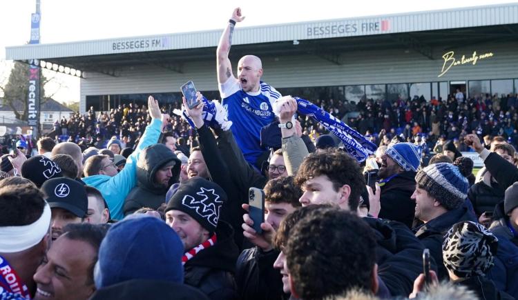 Imagen de Batacazo en la FA Cup e invasión de campo: un equipo de la sexta división eliminó al campeón defensor