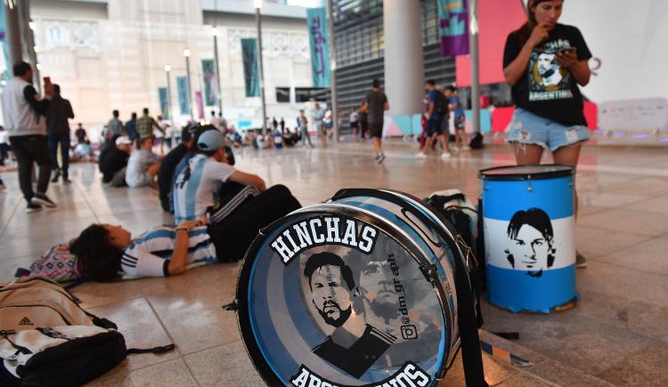 Imagen de Largas filas y desesperación entre hinchas de Argentina por una entrada para la final