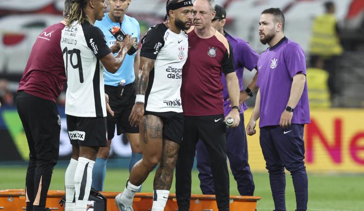 Imagen de Escándalo con Memphis Depay en Brasil: lo filmaron con el celular en el banco de suplentes y tuvo que aclarar los tantos