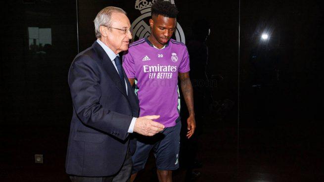 Imagen de Florentino Pérez se reunió con Vinícius Jr. y Valencia expulsará a hinchas racistas