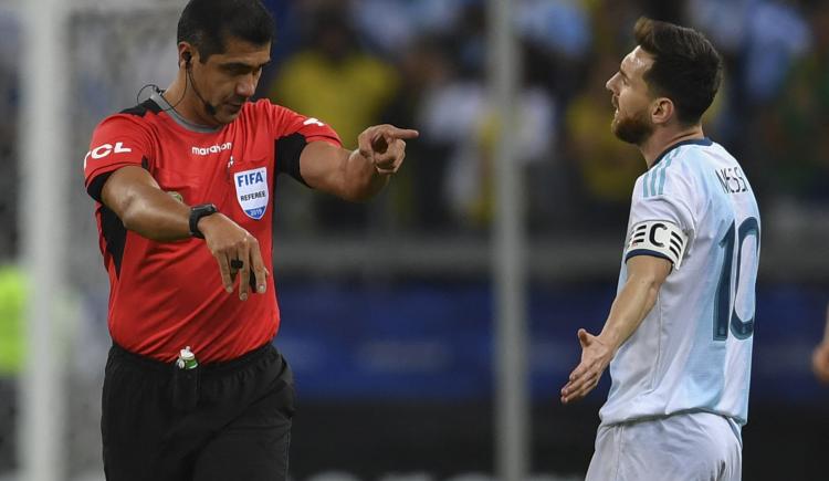 Imagen de Habló el árbitro de la polémica entre Brasil y Argentina en 2019: "Si me hubiera llamado el VAR..."