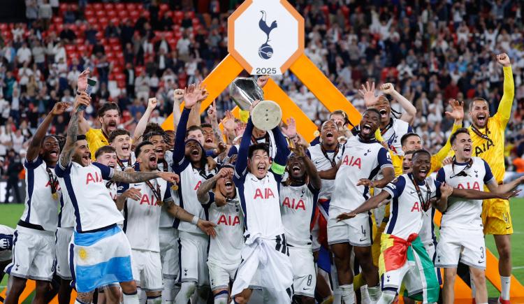 Imagen de Cuti Romero fue la figura y se consagró campeón con Tottenham de la Europa League