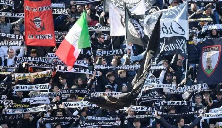 Imagen de Repudiable: hinchas de Spezia se burlaron de la muerte de Maradona