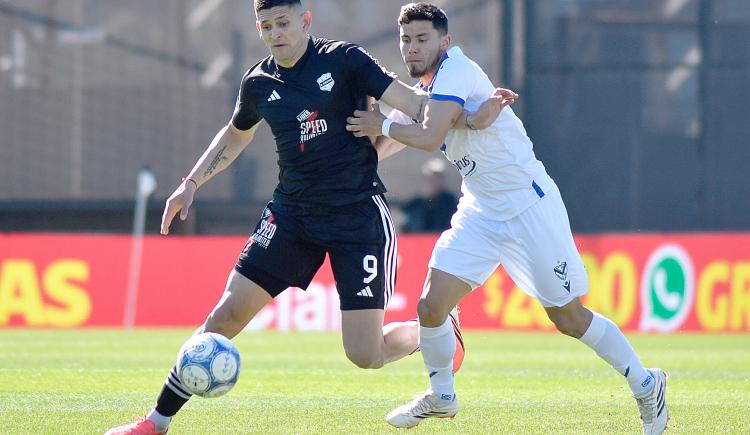 Imagen de Con polémica, Vélez y Riestra empataron en el Bajo Flores