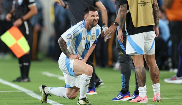 Imagen de Messi se mostró preocupado por su pierna derecha