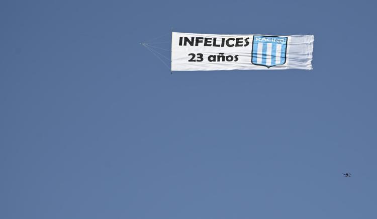 Imagen de La cargada aérea de Racing a Independiente en pleno clásico