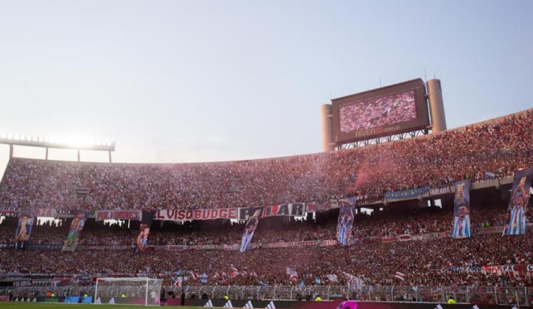 Imagen de Alerta Monumental: un hincha de River se cayó de una tribuna