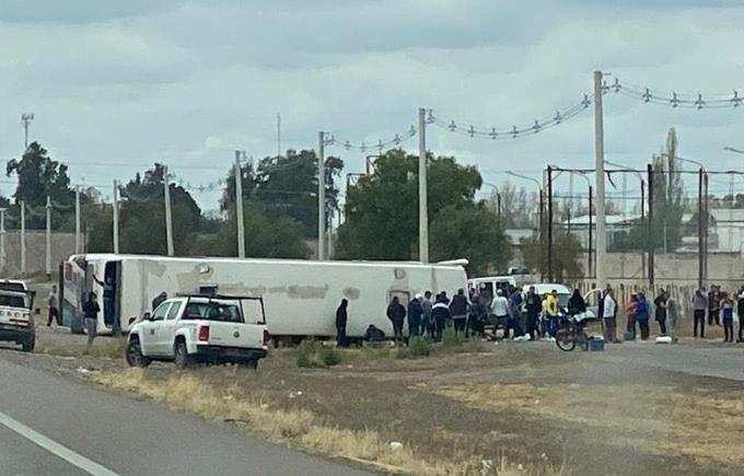 Imagen de Un muerto y varios heridos tras accidentarse un micro con hinchas de Boca en Mendoza