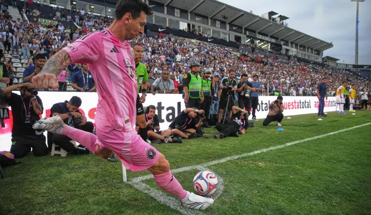 Imagen de Cómo seguirá la pretemporada de Messi tras el duro golpe inicial