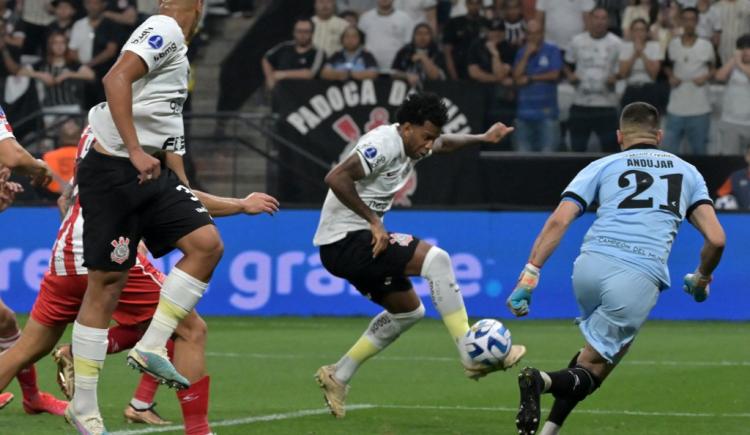 Imagen de Estudiantes perdió con Corinthians pero sueña con darlo vuelta en casa