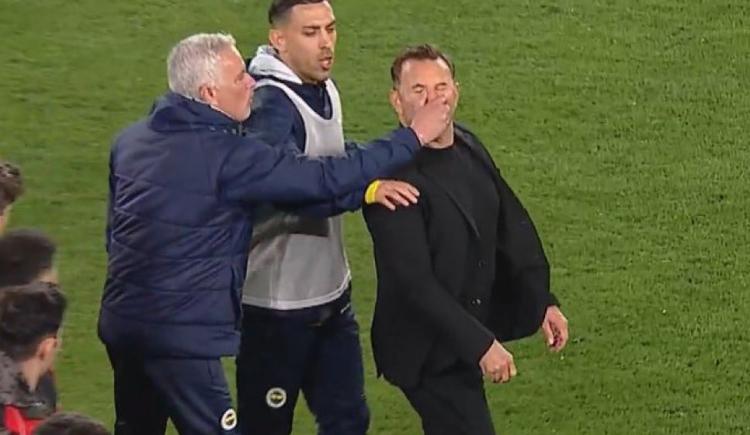 Imagen de La última locura de Mou: fue provocado por el técnico rival y le estrujó la nariz tras el clásico turco