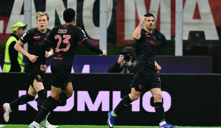 Imagen de Mientras lo busca River, Gio Simeone convirtió un gol frente a Milan