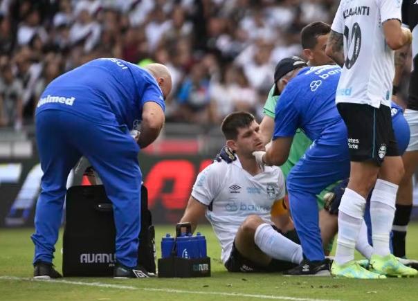 Imagen de Kannemann provocó estupor: sufrió un fuerte golpe y debió salir en Gremio