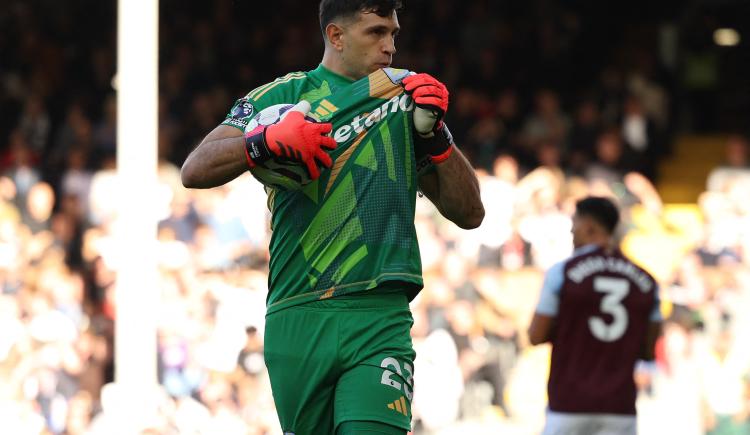Imagen de Dibu Martínez hizo de las suyas y atajó un penal en Aston Villa