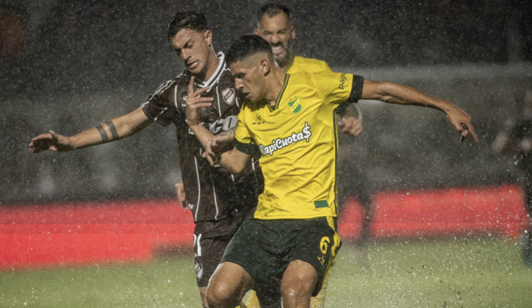 Imagen de La lluvia pudo más: Platense - Defensa y Justicia, suspendido a los 26 minutos del primer tiempo