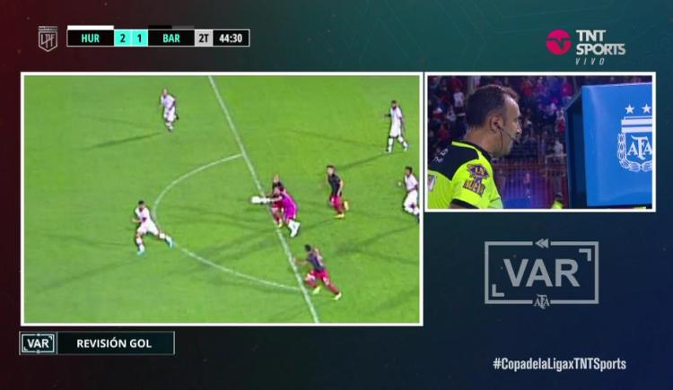 Imagen de Huracán pasó de 2-1 a 1-2 luego de la intervención del VAR