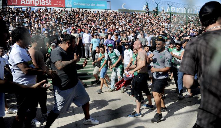 Imagen de Incidentes entre hinchas de Sarmiento y Boca en la previa del partido