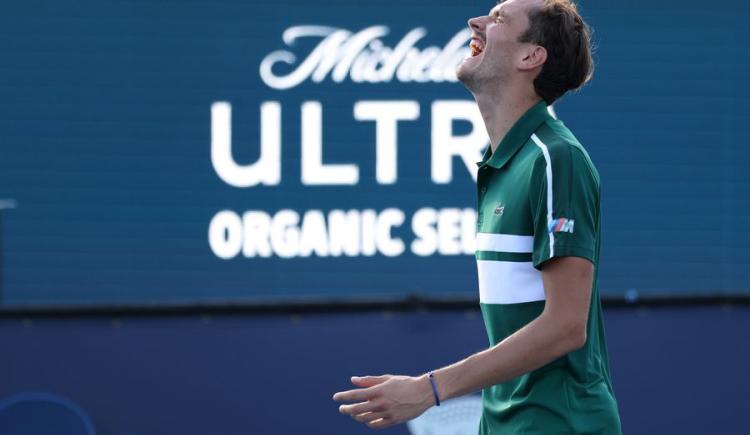 Imagen de MIAMI OPEN: MEDVEDEV SOBREVIVIÓ Y SIGUE EN CARRERA