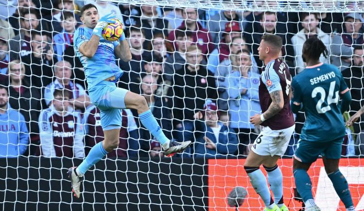 Imagen de Las dos grandes atajadas del Dibu Martínez no le alcanzaron al Aston Villa