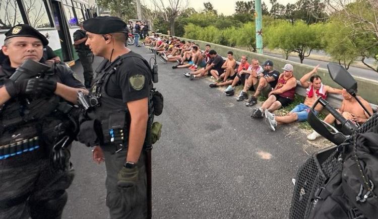 Imagen de Hubo 30 detenidos por un cruce de dos facciones de la barra de River