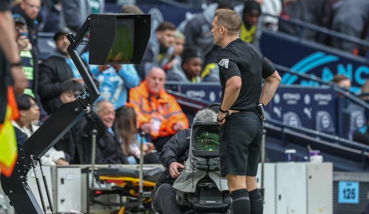 Imagen de La Premier League decidió qué hará con el VAR: ¿se va o se queda?