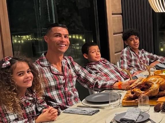 Imagen de CR25: la Navidad de Cristiano Ronaldo en pijama