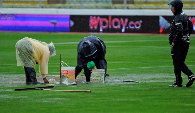 Imagen de SE INUNDÓ EL HERNANDO SILES Y SACARON EL AGUA CON BALDES