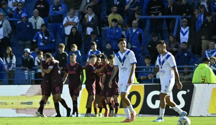 Imagen de Lanús le sacó el invicto al líder Vélez y se prendió en la zona A