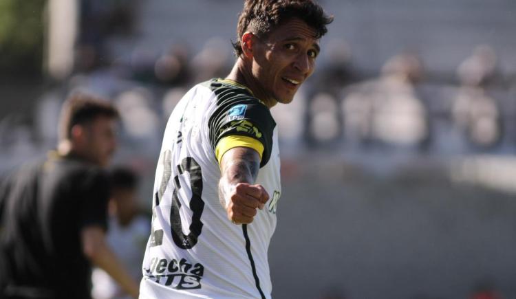 Imagen de Defensa y Justicia venció a Deportivo Riestra con un golazo de Rubén Botta
