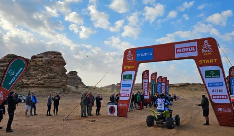 Imagen de Dos argentinos al frente de los cuatriciclos en el inicio del Rally Dakar