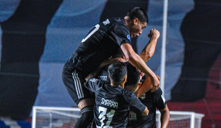 Imagen de Riestra lo dio vuelta y sumó la primera victoria internacional de su historia
