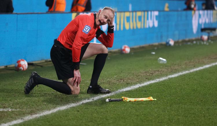 Imagen de Escándalo en la Bundesliga: suspenden un partido por agresión a un línea