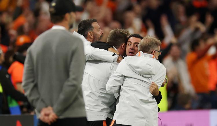Imagen de Xavi y Klöpp, a mano en su debut en Países Bajos - Alemania