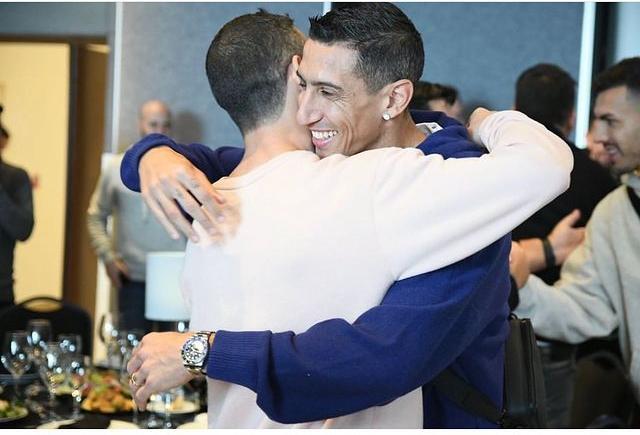 Imagen de La banca de la mujer de Ángel Di María ante las críticas de los hinchas de Central